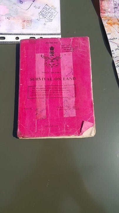 অভিনন্দনের কাছ থেকে জব্দ করা জিনিস। ছবি: পাকিস্তান সেনাবাহিনী