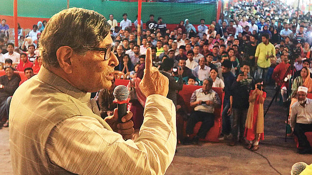 বইমেলায় পাঠকদের সঙ্গে কথা বলেন বিশ্বসাহিত্য কেন্দ্রের সভাপতি অধ্যাপক আবদুল্লাহ আবু সায়ীদ। গতকাল সন্ধ্যা ছয়টায় এম এ আজিজ স্টেডিয়াম–সংলগ্ন জিমনেসিয়াম মাঠে। প্রথম আলো