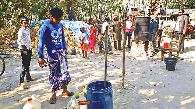 ড্রামে পলিথিন পুড়িয়ে তা থেকে জ্বালানি তেল উৎপাদনের কাজ চলছে। গত রোববার নওগাঁর মান্দা উপজেলার হোসেনপুর গ্রামে। ছবি: প্রথম আলো