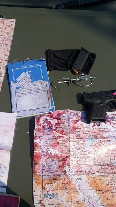 অভিনন্দনের কাছ থেকে জব্দ করা আলামত। ছবি: পাকিস্তান সেনাবাহিনী