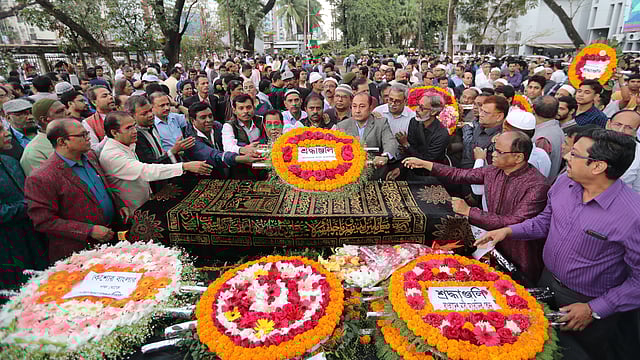 জাতীয় প্রেসক্লাবে জানাজার আগে সাংবাদিক ও শুভানুধ্যায়ীরা শ্রদ্ধা জ্ঞাপন করেন। ঢাকা, ২৮ ফেব্রুয়ারি। ছবি: সাজিদ হোসেন