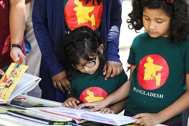 তিন বোন একসঙ্গে দেখছে পছন্দের বই।