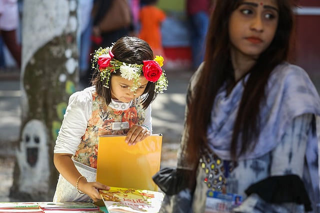 একমনে বই দেখছে শিশুটি