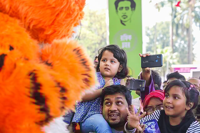 হালুমকে দেখে খুশি মেশানো ভয় এক শিশুর মুখে।