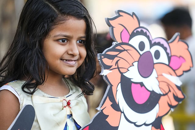 শিশুপ্রহরে এসে আনন্দিত এক শিশু