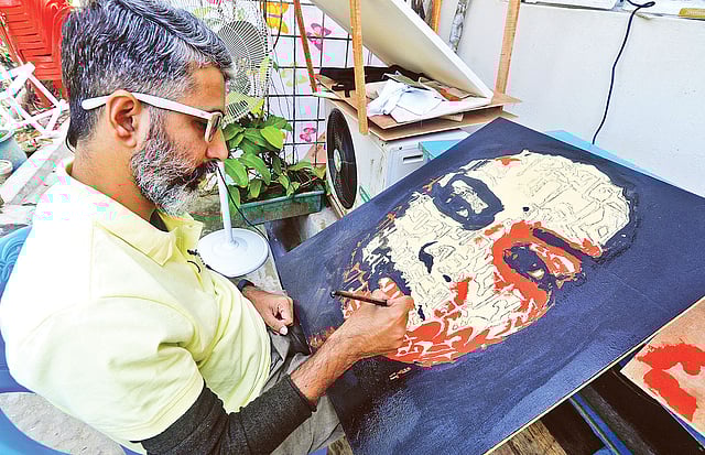 ছবিতে তুলির টান দিচ্ছেন আর্টক্যাম্পে অংশ নেওয়া শিল্পী বিশ্বজিৎ গোস্বামী। গতকাল দুপুরে চট্টগ্রামের ফিনলে হিলে। প্রথম আলো