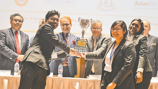 চ্যাম্পিয়নের পুরস্কার গ্রহণ করছে বিজয়ী ঢাকা বিশ্ববিদ্যালয় দল। ছবি: সংগৃহীত