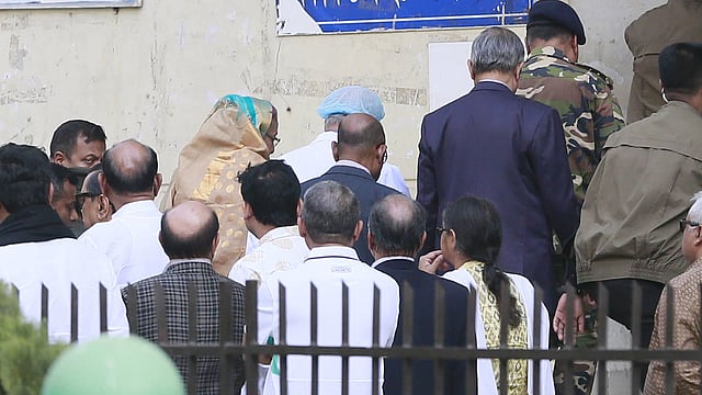 প্রধানমন্ত্রী শেখ হাসিনা বঙ্গবন্ধু শেখ মুজিব মেডিকেল বিশ্ববিদ্যালয়ে চিকিৎসাধীন আওয়ামী লীগের সাধারণ সম্পাদক এবং সড়ক পরিবহন ও সেতুমন্ত্রী ওবায়দুল কাদেরকে দেখতে গেছেন। ছবি: শুভ্র কান্তি দাশ