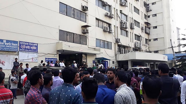 ওবায়দুল কাদেরের অসুস্থতার খবর শুনে নেতা-কর্মীরা বিএসএমএমইউতে ভিড় জমিয়েছেন। ছবি: লুৎফরজ্জামান