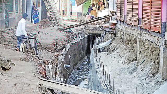 পানিনিষ্কাশনের জন্য নালা নির্মাণ করা হচ্ছে। মাটি সরানো হয়নি। দেওয়া হয়নি নিরাপত্তাবেষ্টনী। এতে লোকজন দুর্ভোগ পোহাচ্ছে। গত শুক্রবার শেরপুর পৌর শহরের ঘোষপাড়া এলাকায়।