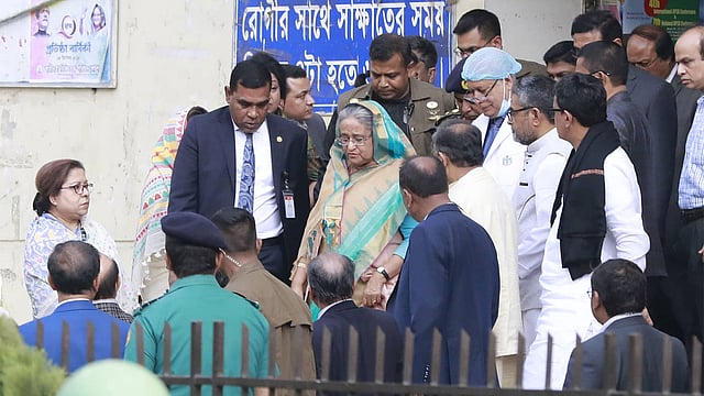 ওবায়দুল কাদেরকে দেখে হাসপাতাল থেকে বেরিয়ে যান প্রধানমন্ত্রী শেখ হাসিনা। ছবি: শুভ্র কান্তি দাশ
