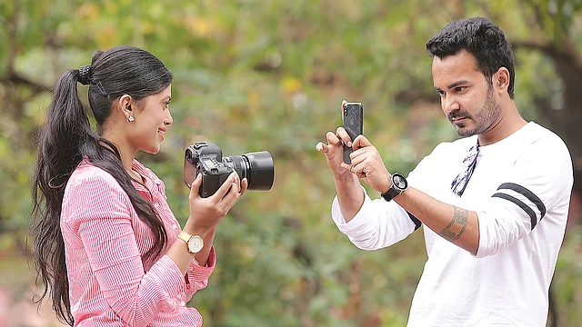 ডিএসএলআর ক্যামেরায় ছবি ভালো হবে,তবে এখনকার স্মার্টফোনগুলোতেও ভালো ছবি তোলা যায়