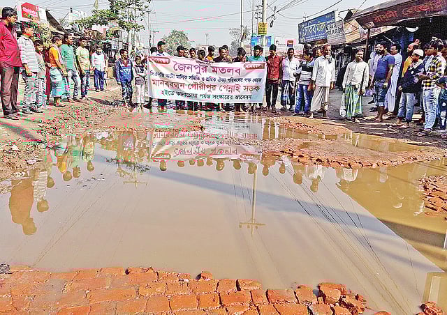 সংস্কারের দাবিতে গতকাল ঢাকা-পেন্নাই-মতলব সড়কে চালকেরা যানবাহন চলাচল বন্ধ রেখে মানববন্ধন করেন। ছবিটি গতকাল কুমিল্লার দাউদকান্দি উপজেলার গৌরীপুর এলাকা থেকে তোলা। প্রথম আলো