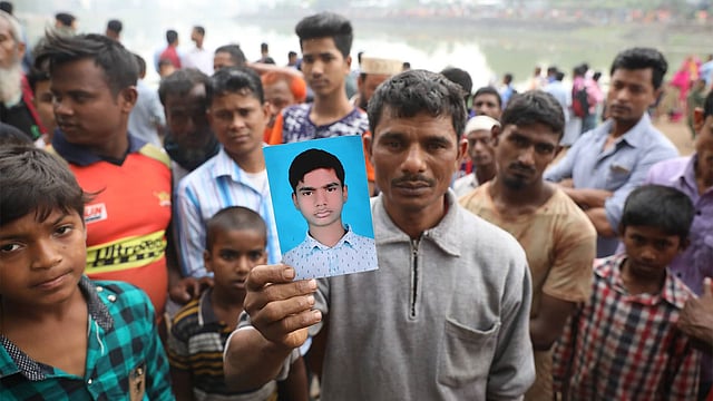 নিখোঁজ সোহাগের ছবি হাতে বাবা শরিফুল ইসলাম। ছবি: আবদুস সালাম