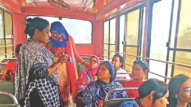 নারী যাত্রীদের কাছে জনপ্রিয় হয়ে উঠেছে দোলনচাঁপা বাস। ছবি: প্রথম আলো