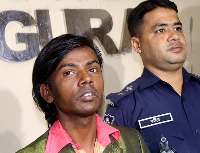 হিরো আলমকে বুধবার রাতে গ্রেপ্তার করে পুলিশ। ছবি: সোয়েল রানা