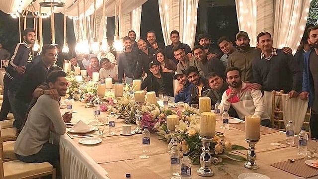 ধোনির খামারবাড়িতে নৈশভোজের পর ফ্রেমবন্দী ভারতীয় দল। ছবি: টুইটার