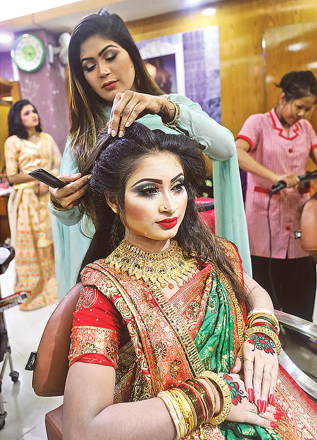 টাচ লেডি পারলারে নববধূকে সাজাচ্ছেন নুরুন্নাহার । গত বৃহস্পতিবার সিরাজউদদৌলা সড়কে। সৌরভ দাশ