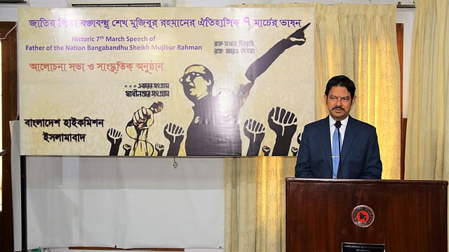 বক্তব্য দিচ্ছেন তারিক আহসান