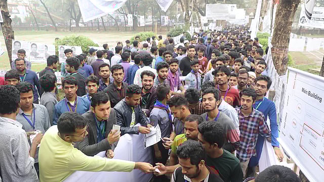 ডাকসু নির্বাচনে ভোট দিতে ফজলুল হক মুসলিম হলে ছাত্রদের ভিড়। ঢাকা বিশ্ববিদ্যালয়, ঢাকা, ১১ মার্চ। ছবি: দীপু মালাকার