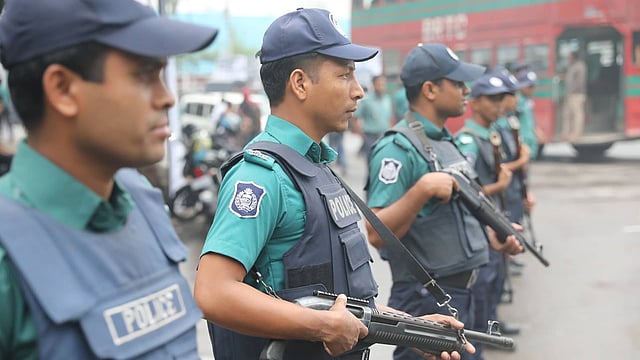 ডাকসু নির্বাচন ঘিরে পুলিশের সতর্ক অবস্থান। ঢাকা বিশ্ববিদ্যালয়, ঢাকা, ১১ মার্চ। ছবি: মোশতাক আহমেদ