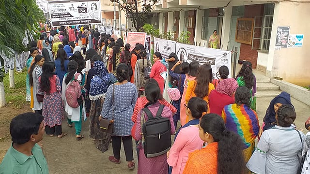 রোকেয়া হলে ছাত্রীদের ভিড়। ঢাকা বিশ্ববিদ্যালয়, ঢাকা, ১১ মার্চ। ছবি: দীপু মালাকার