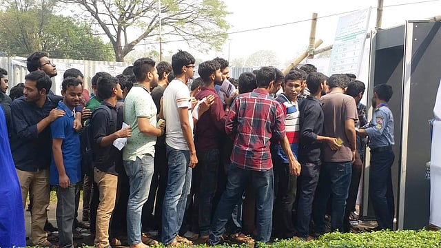 এক থেকে দেড় ঘণ্টা লাইনে দাঁড়িয়ে থেকেও ভোট দিতে পারেননি অনেক ছাত্র। ছবি: মোশতাক আহমেদ