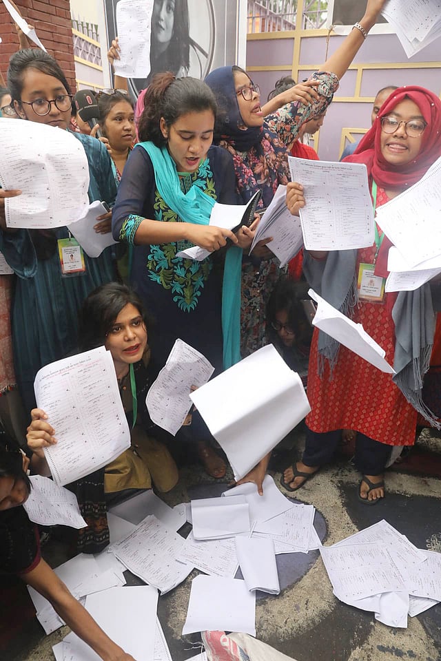 কুয়েত মৈত্রী হলে উদ্ধার হওয়া বস্তা-ভর্তি সিল মারা ব্যালটের অংশবিশেষ। ঢাকা বিশ্ববিদ্যালয়, ঢাকা, ১১ মার্চ। ছবি: দীপু মালাকার