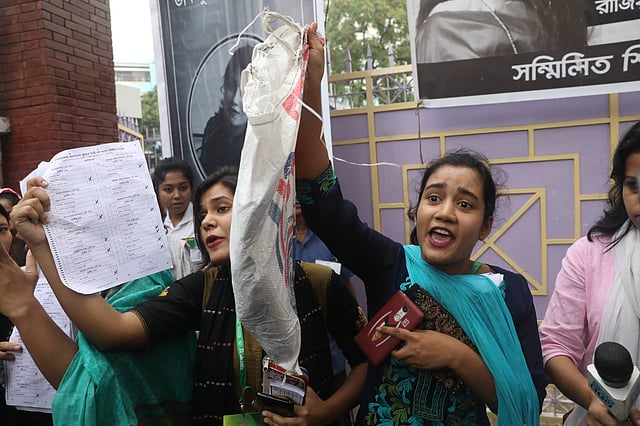 কুয়েত মৈত্রী হলে বস্তাভর্তি সিল মারা ব্যালট উদ্ধারের অভিযোগ ছাত্রীদের। ঢাকা বিশ্ববিদ্যালয়, ঢাকা, ১১ মার্চ। ছবি: দীপু মালাকার