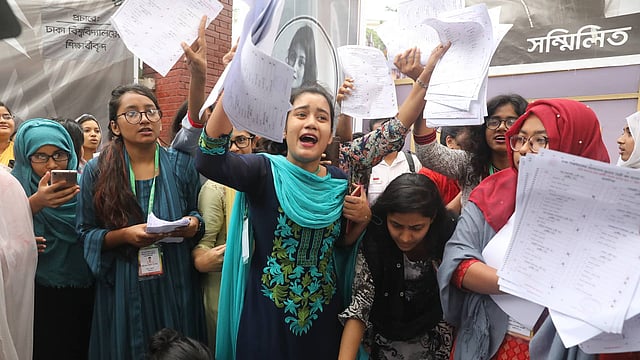 কুয়েত মৈত্রী হলে বস্তা-ভর্তি সিল মারা ব্যালট উদ্ধারের ঘটনায় ছাত্রীদের বিক্ষোভ। ঢাকা বিশ্ববিদ্যালয়, ঢাকা, ১১ মার্চ। ছবি: দীপু মালাকার