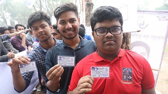 ডাকসু নির্বাচনে ভোট দিতে ফজলুল হক মুসলিম হলে ছাত্রদের ভিড়। ঢাকা বিশ্ববিদ্যালয়, ঢাকা, ১১ মার্চ। ছবি: দীপু মালাকার