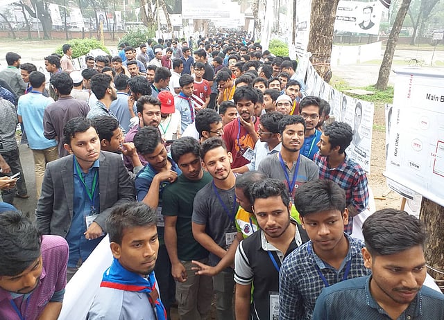 ডাকসু নির্বাচনে ভোট দিতে ফজলুল হক হলে ছাত্রদের ভোটের লাইন। ফজলুল হক হল, ঢাকা, ১১ মার্চ। ছবি: দীপু মালাকার