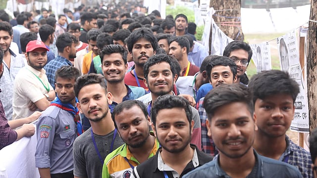 ডাকসু নির্বাচনে ভোট দিতে ফজলুল হক মুসলিম হলে ছাত্রদের ভিড়। ঢাকা বিশ্ববিদ্যালয়, ঢাকা, ১১ মার্চ। ছবি: দীপু মালাকার