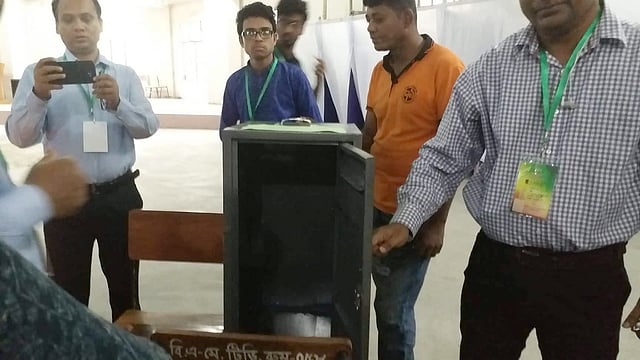 বিজয় একাত্তর হলে ভোট শুরুর আগে প্রার্থীদের সামনে ব্যালট বাক্স খুলে দেখানো হচ্ছে। ঢাকা বিশ্ববিদ্যালয়, ঢাকা, ১১ মার্চ। ছবি: মোশতাক আহমেদ