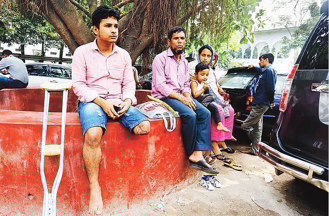 বাসচাপায় পা হারানো রাসেল সরকার রিট আবেদনের শুনানির জন্য সপরিবারে হাইকোর্ট চত্বরে। প্রথম আলাে ফাইল ছবি