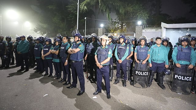 উপাচার্যের বাসভবনের সামনে পুলিশের অবস্থান। ছবি: দীপু মালাকার