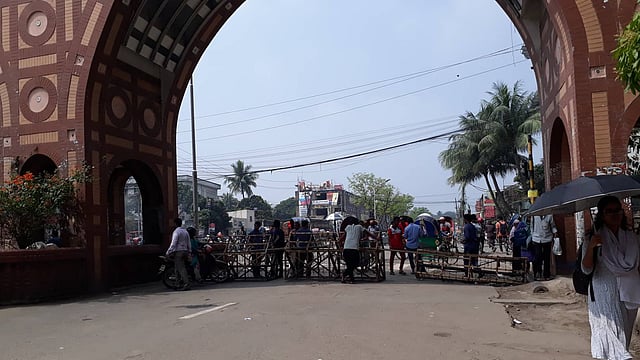 নীলক্ষেত মোড়ে ক্যাম্পাসে ঢোকার রাস্তা বন্ধ। ছবি: সুহাদা আফরিন