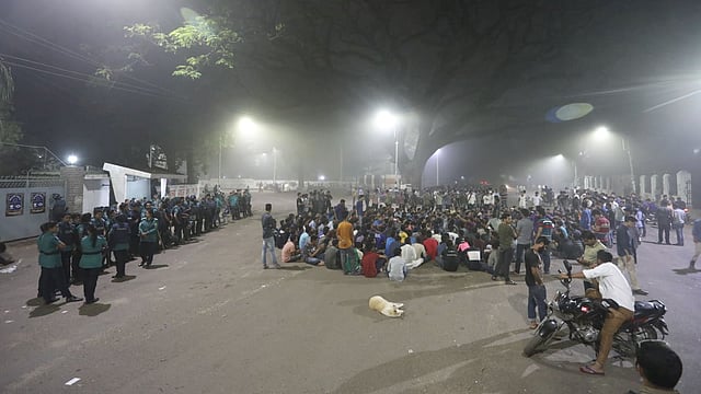 উপাচার্যের বাসভবনের সামনে ছাত্রলীগ কর্মীদের অবস্থান ও বিক্ষোভ। ছবি: দীপু মালাকার
