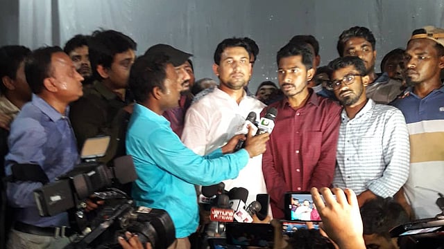 ছাত্রলীগ বরণ করে নেওয়ার পর সাংবাদিকদের সঙ্গে কথা বলছেন ডাকসুর নবনির্বাচিত ভিপি নুরুল হক। টিএসসির মিলনায়তন, ঢাকা বিশ্ববিদ্যালয়, ১২ মার্চ। ছবি: মোছাব্বের হোসেন