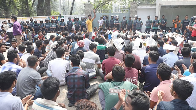 উপাচার্যের বাসভবনের সামনে ছাত্রলীগের অবস্থান। ছবি: সাইফুল ইসলাম