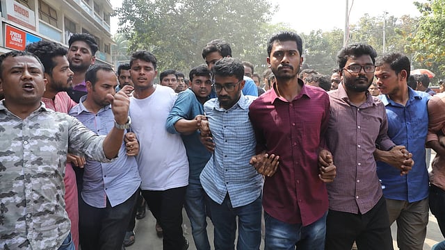 নুরুল হকের মিছিল ক্যাম্পাসে ঢোকে। এরপর ধাওয়া ও হামলা হয়। ছবি: আবদুস সালাম