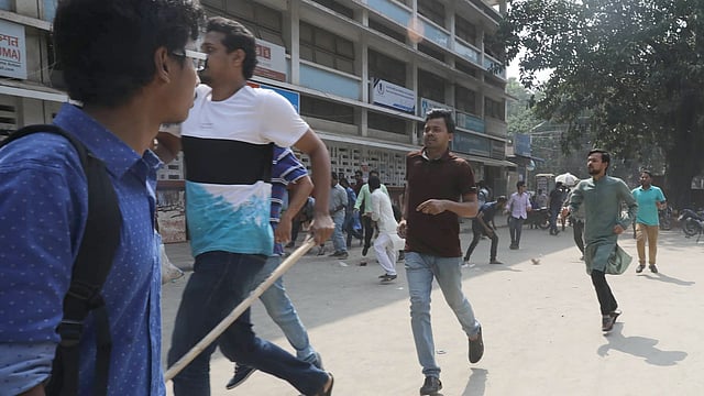 নবনির্বাচিত ভিপি নুরুল হকের মিছিলে লাঠিসোঁটা নিয়ে ধাওয়া। ছবি: আবদুস সালাম