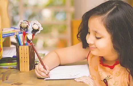 শিশুর পড়ার টেবিলে থাক মজার সব উপাদান। মডেল: পদ্মহেম পাবন, ছবি: নকশা