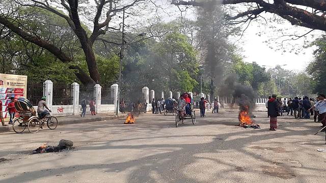 উপাচার্যের বাসভবনের কাছে রাস্তায় আগুন জ্বালিয়ে দেওয়া হয়েছে। ছবি: সুহাদা আফরিন
