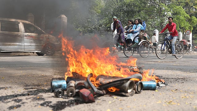 উপাচার্যের বাসভবনের কাছে রাস্তায় আগুন জ্বালিয়ে দেওয়া হয়েছে। ছবি: সাইফুল ইসলাম