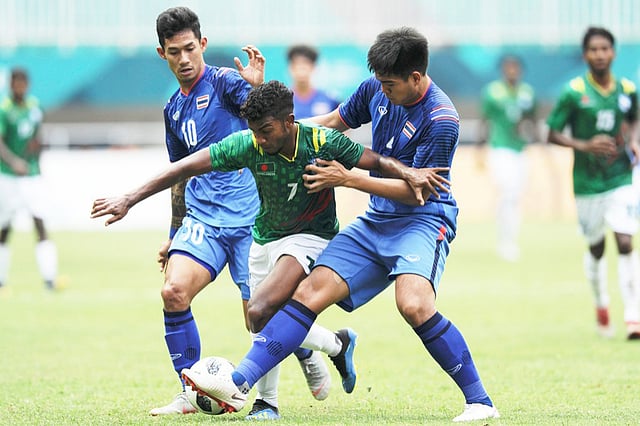 এশিয়ান গেমসে থাইল্যান্ডের বিপক্ষে দুজনের ফাঁক গলে বল নিয়ে বের হয়ে যাচ্ছেন সুফিল। সংগৃহীত ছবি