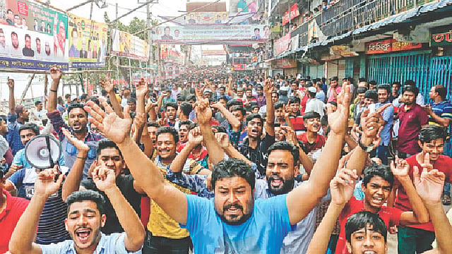 দুটি খেয়ানৌকার ঘাট বন্ধের প্রতিবাদে বিক্ষোভ। গতকাল কেরানীগঞ্জের পূর্ব আগানগর ঘাট এলাকায়। ছবি: প্রথম আলো