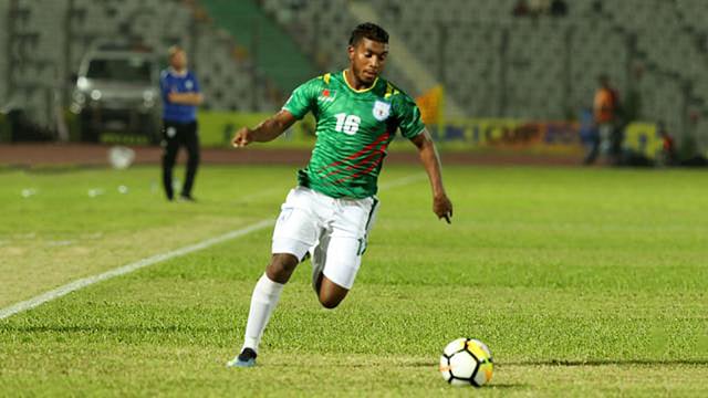 বল পায়ে দুর্দান্ত গতিতে ছুটছেন মাহবুবুর রহমান সুফিল। প্রথম আলো ফাইল ছবি