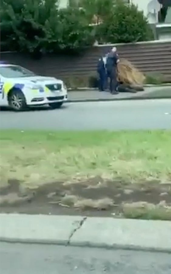 ঘটনাস্থলে পড়ে রয়েছে একটি দেহ। ছবি: রয়টার্স