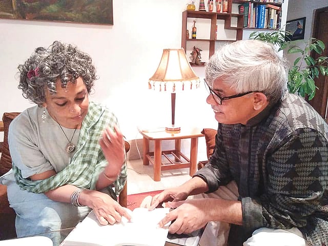 আনিসুল হকের সঙ্গে অন্তরঙ্গ আলাপচারিতায় অরুন্ধতী। ছবি: তৌহিদা শিরোপা